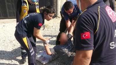 Karısını sokak ortasında başına taşla vurarak darbetti!