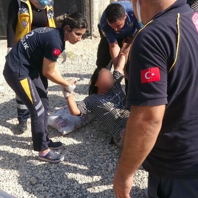 Karısını sokak ortasında başına taşla vurarak darbetti!