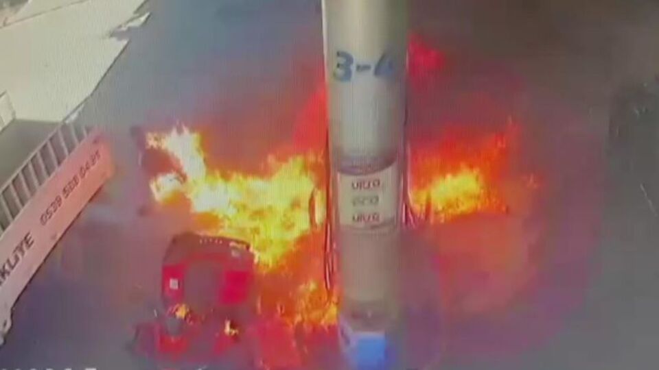 Yakıt alırken çakmağı ateşledi, araç alev topuna döndü! 2 yaralı