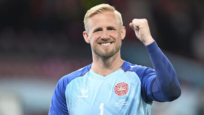 Nice, Schmeichel'ı renklerine bağladı