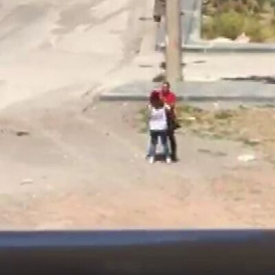 O an kamerada! Kadının boğazını sıkıp saçını çekti! Bitmiyor!