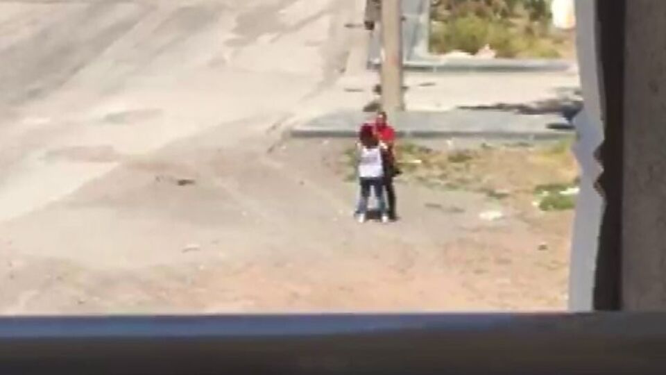 O an kamerada! Kadının boğazını sıkıp saçını çekti! Bitmiyor!