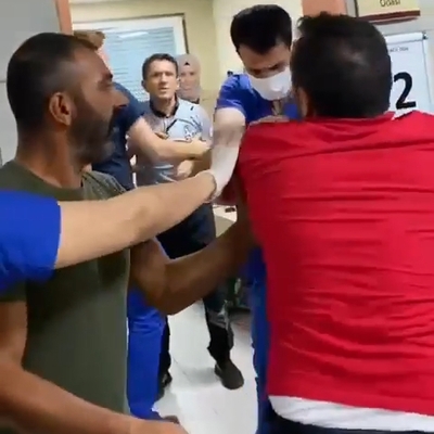 Maske ikazında bulunan sağlık çalışanlarına dehşeti yaşattılar