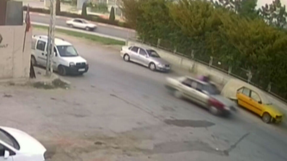 Kadına çarpıp, 300 metre aracın tavanında sürükledi