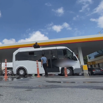 Şimdi de minibüsün üstünde! Tık uğruna canını tehlikeye attı