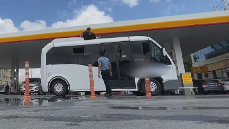 Şimdi de minibüsün üstünde! Tık uğruna canını tehlikeye attı