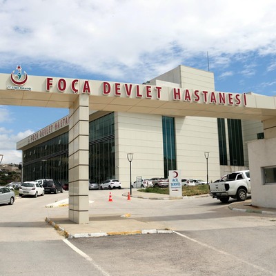 Sağlık çalışanının dizine makas sapladı!