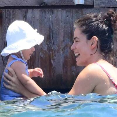 Anne-kızın deniz keyfi