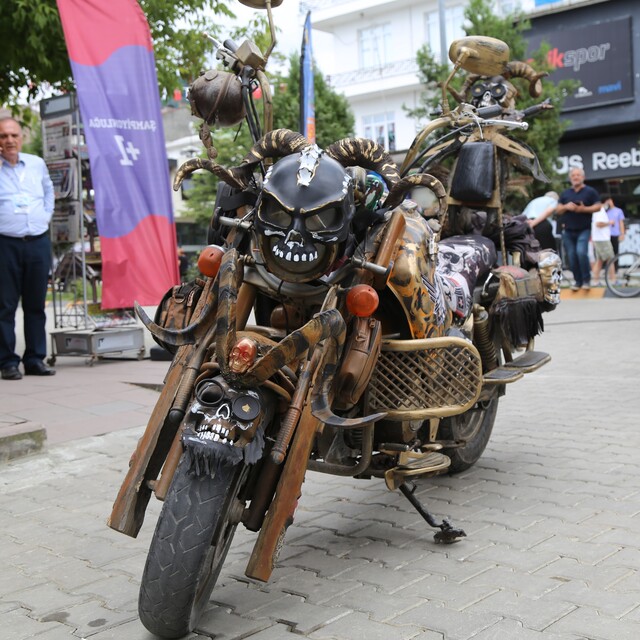 Mad Max filminden esinlendi, hurda malzemelerden yaptı