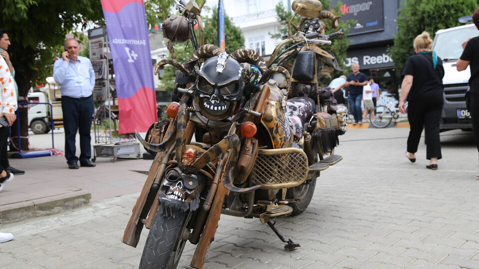 Mad Max filminden esinlendi, hurda malzemelerden yaptı