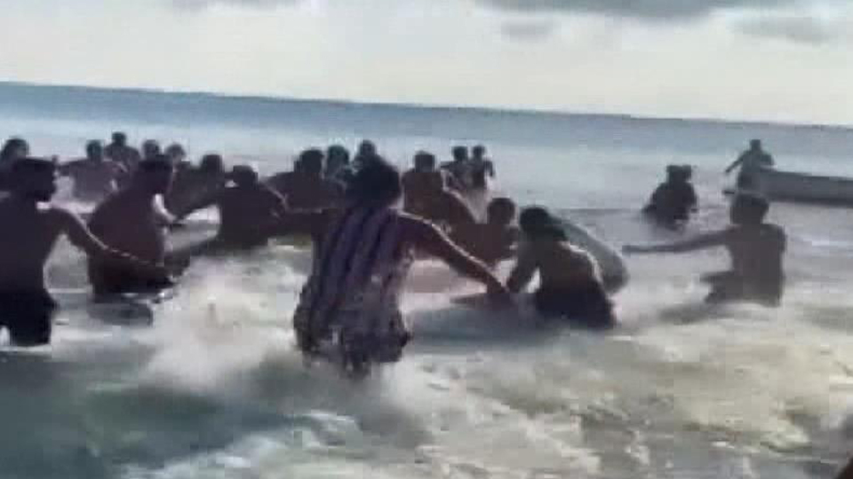 Plajda iki grup arasında feci kavga!