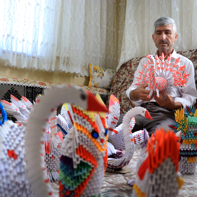 Ona "kağıtlara hayat veren adam" diyorlar
