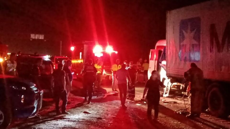 Servis minibüsü TIR'a çarptı: 2 ölü