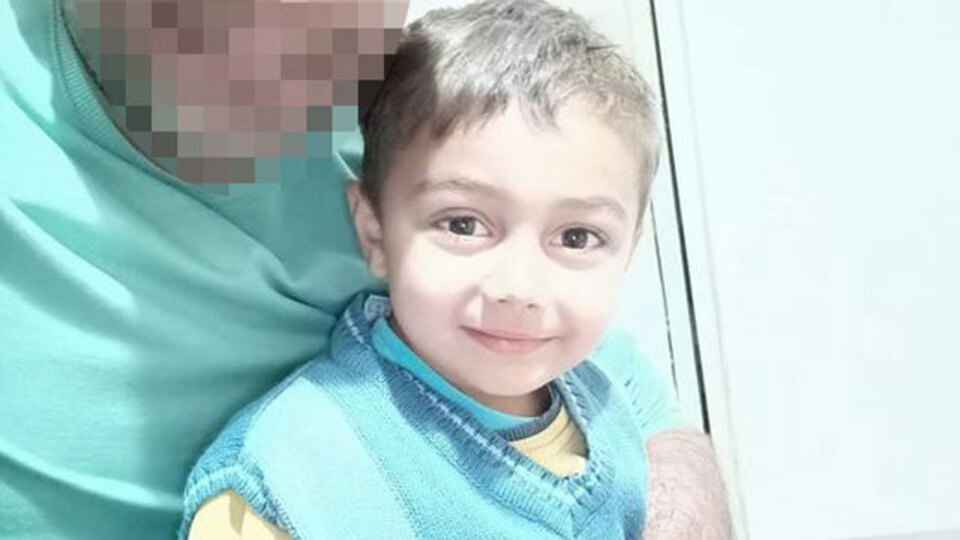 2 yaşındaki çocuk minibüsten indi! Büyük acı!