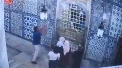 Eyüp Sultan Türbesi'ne çekiçli saldırı kamerada