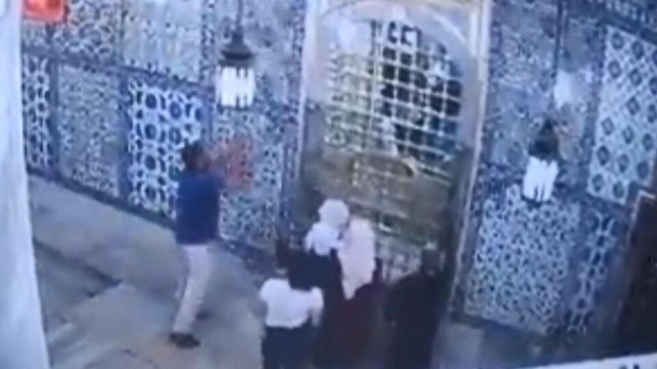 Eyüp Sultan Türbesi'ne çekiçli saldırı kamerada