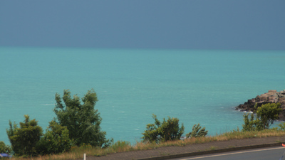 Genç kız denizde yüzerken yorgun merminin hedefi oldu!