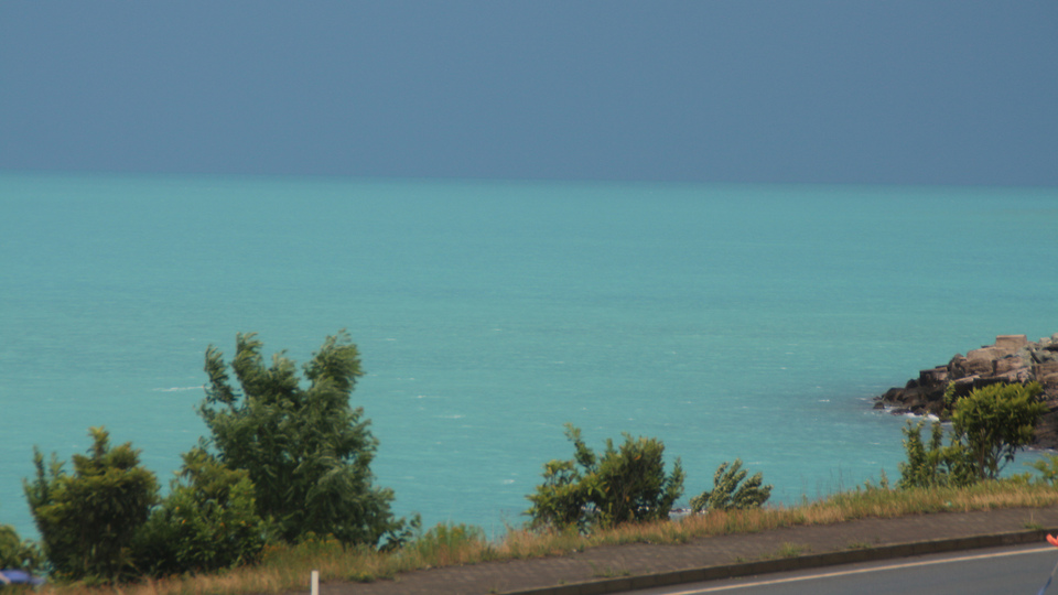 Genç kız denizde yüzerken yorgun merminin hedefi oldu!