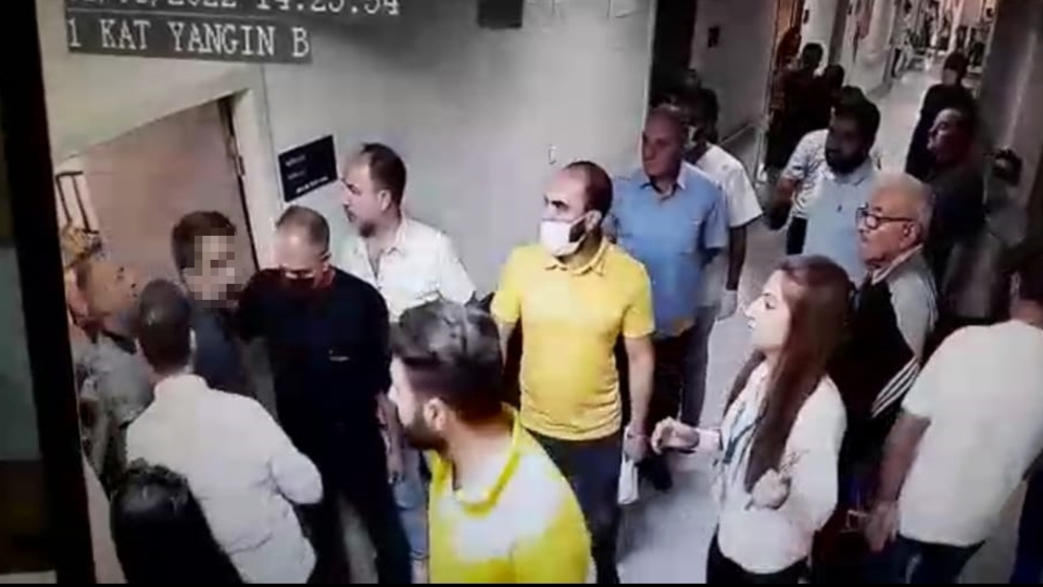 'Beynimde çip var' deyip doktoru silahla tehdit etti!