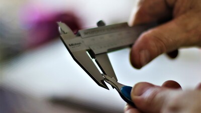 Gördüğü haberden etkilenip kolları sıvadı... Kağıdı bile kesebiliyor