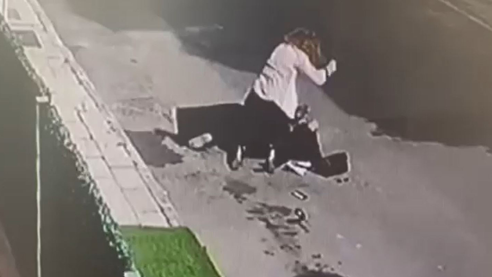 Engelli kadına komşu şiddeti! Dakikalarca darbetti