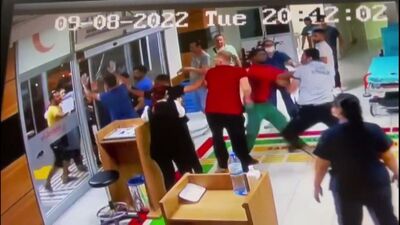 Önce eşini, sonra sağlık çalışanlarını darbetti