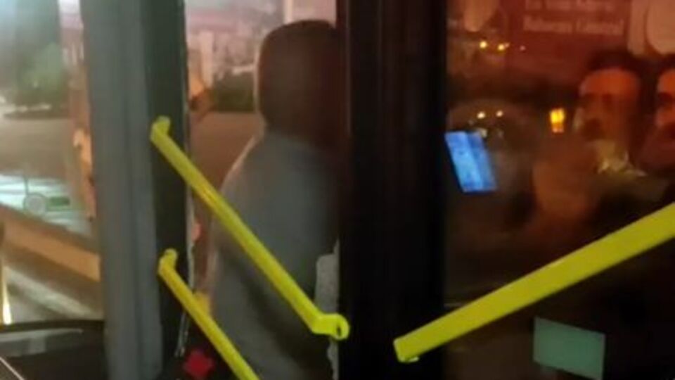 İETT otobüsü solladı! Camlarını kırdılar!