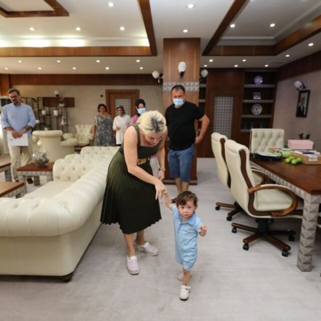 Rektör Özkan, rahim nakliyle dünyaya gelen "Ömer Özkan" bebekle buluştu