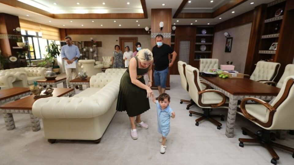 Rektör Özkan, rahim nakliyle dünyaya gelen "Ömer Özkan" bebekle buluştu