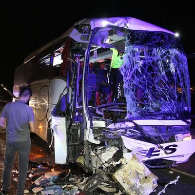 Ölü ve yaralılar var! Otobüs, TIR'a çarptı!