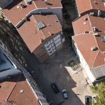 Binaların arasında sıkışmıştı... Gün ışığına çıkarılıyor