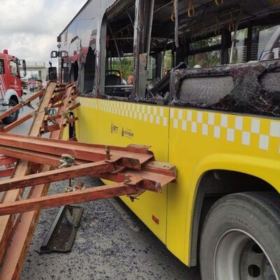 TIR'dan düşen demirler İETT otobüsüne saplandı!