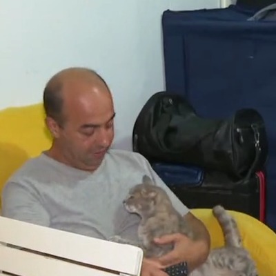 Ev sahibi kiracılarıyla birlikte yaşıyor