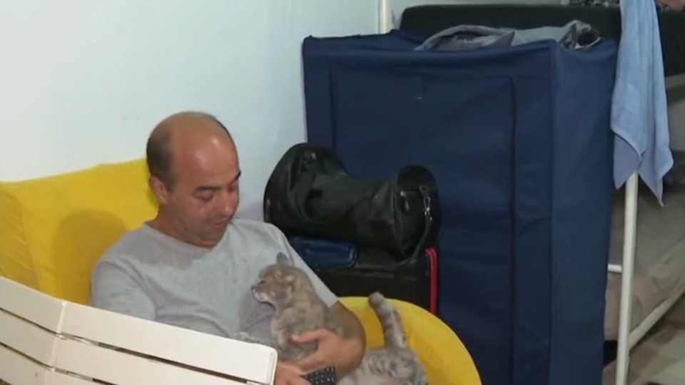 Ev sahibi kiracılarıyla birlikte yaşıyor