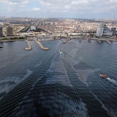 Zeytinburnu sahilindeki mazot kirliliği