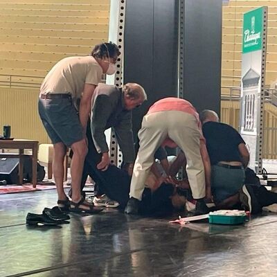 Yazar Rüşdi, New York'ta saldırıya uğradı