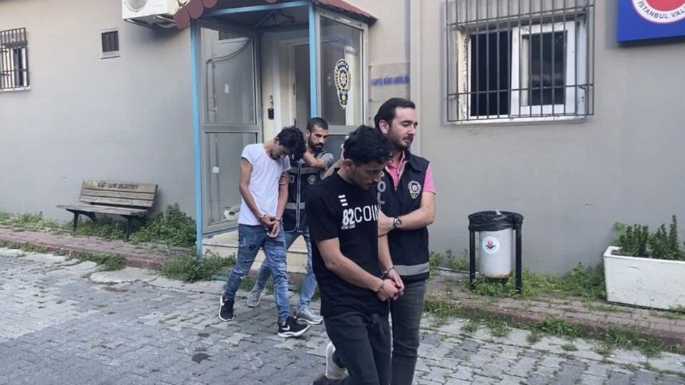 Otomobile çarpan hırsızın boyunu kırıldı! Bıçak ve darpla öldürüldü!