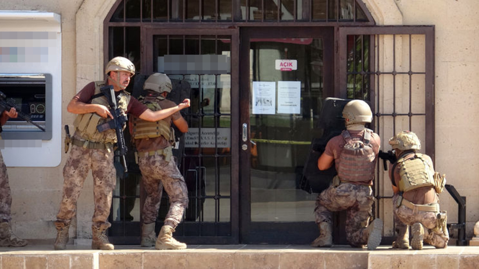 Banka müdürünü, hesabına 2 milyon lira havale ettirmek için rehin almış