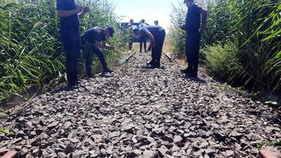 Tren raylarını çalmışlar!