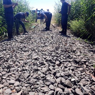 Tren raylarını çalmışlar!