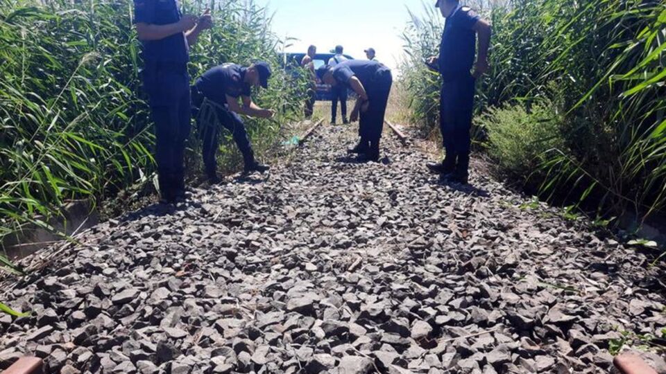 Tren raylarını çalmışlar!