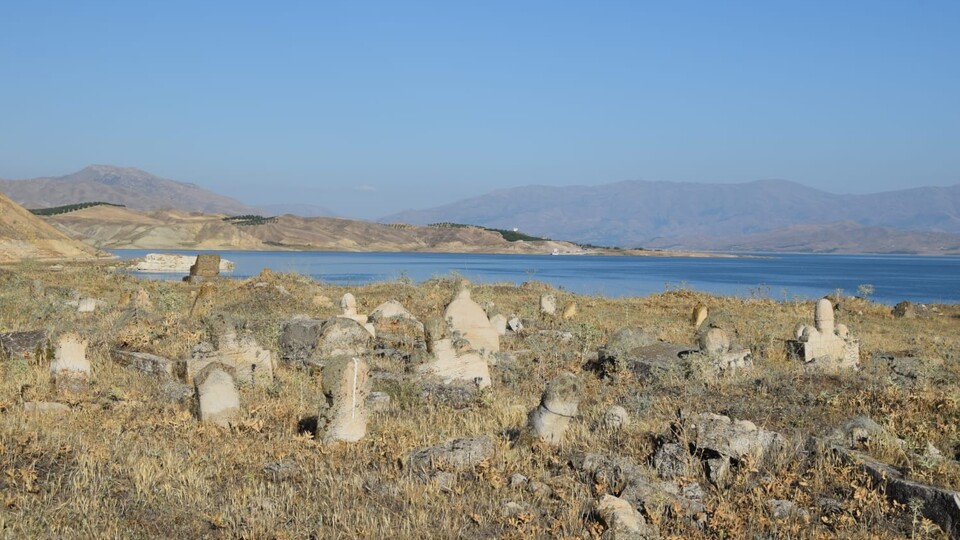 Elazığ'da suların çekilmesiyle ortaya çıktı