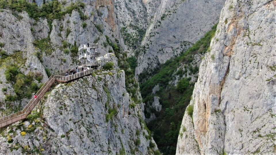 Ünlü kanyonda mahsur kalan 10 kişi kurtarıldı