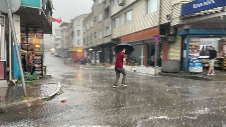 Yağışlar bazı illerde hayatı felç etti
