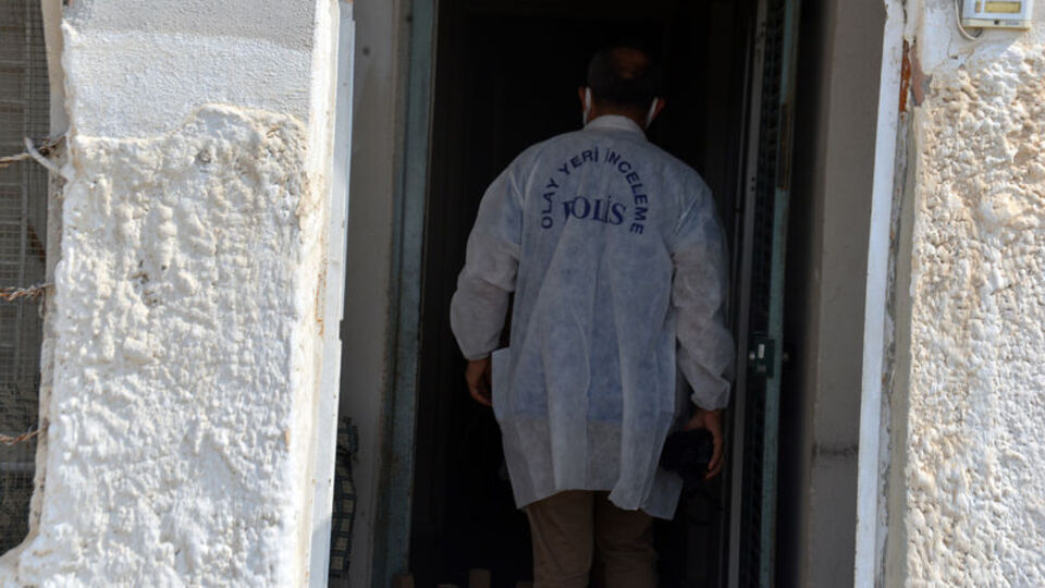 Yaşlı kadın ölü, oğlu yaralı bulundu!