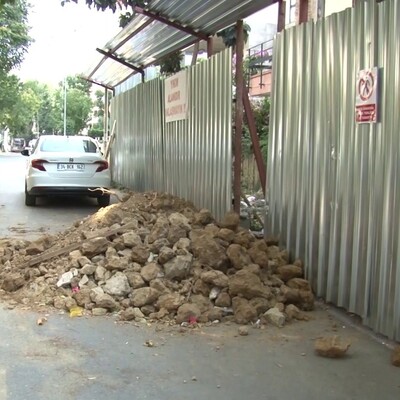 Kiracıları çıkarmak için kapıya moloz döktüler!