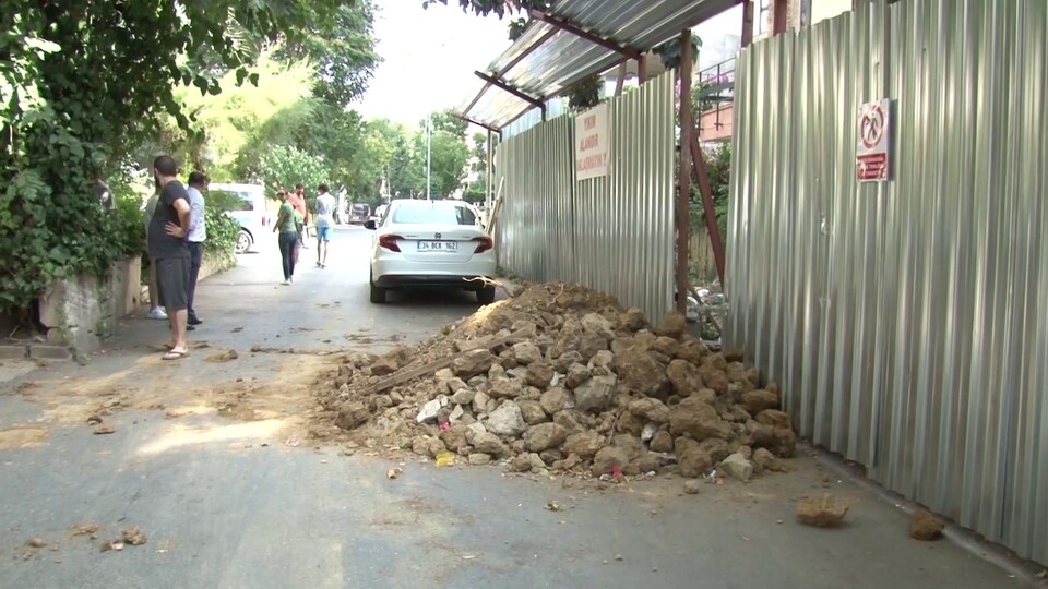 Kiracıları çıkarmak için kapıya moloz döktüler!