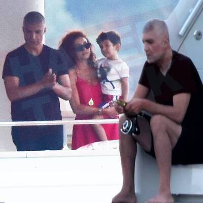 Oğlu ve sevgilisiyle mavi sularda