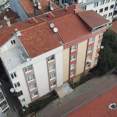 Duvarlarında çatlaklar oluşan 2 bina tahliye edildi!