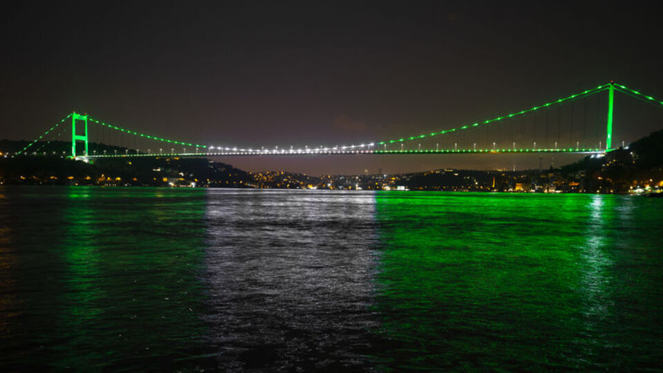 FSM Köprüsü, Pakistan bayrağının renklerine büründü